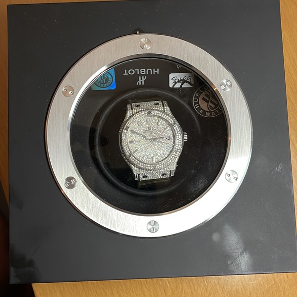 2021 Hublot classic Fusion  Diamond Full in and Out with the original box& paper - Picture 7 of 7